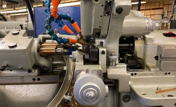 how does a cnc swiss screw machine work